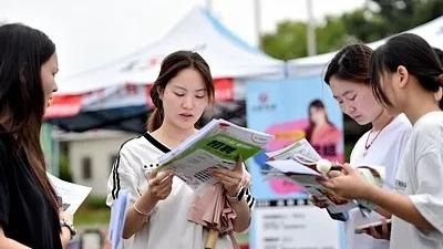 神十八乘组精心照料太空菜园